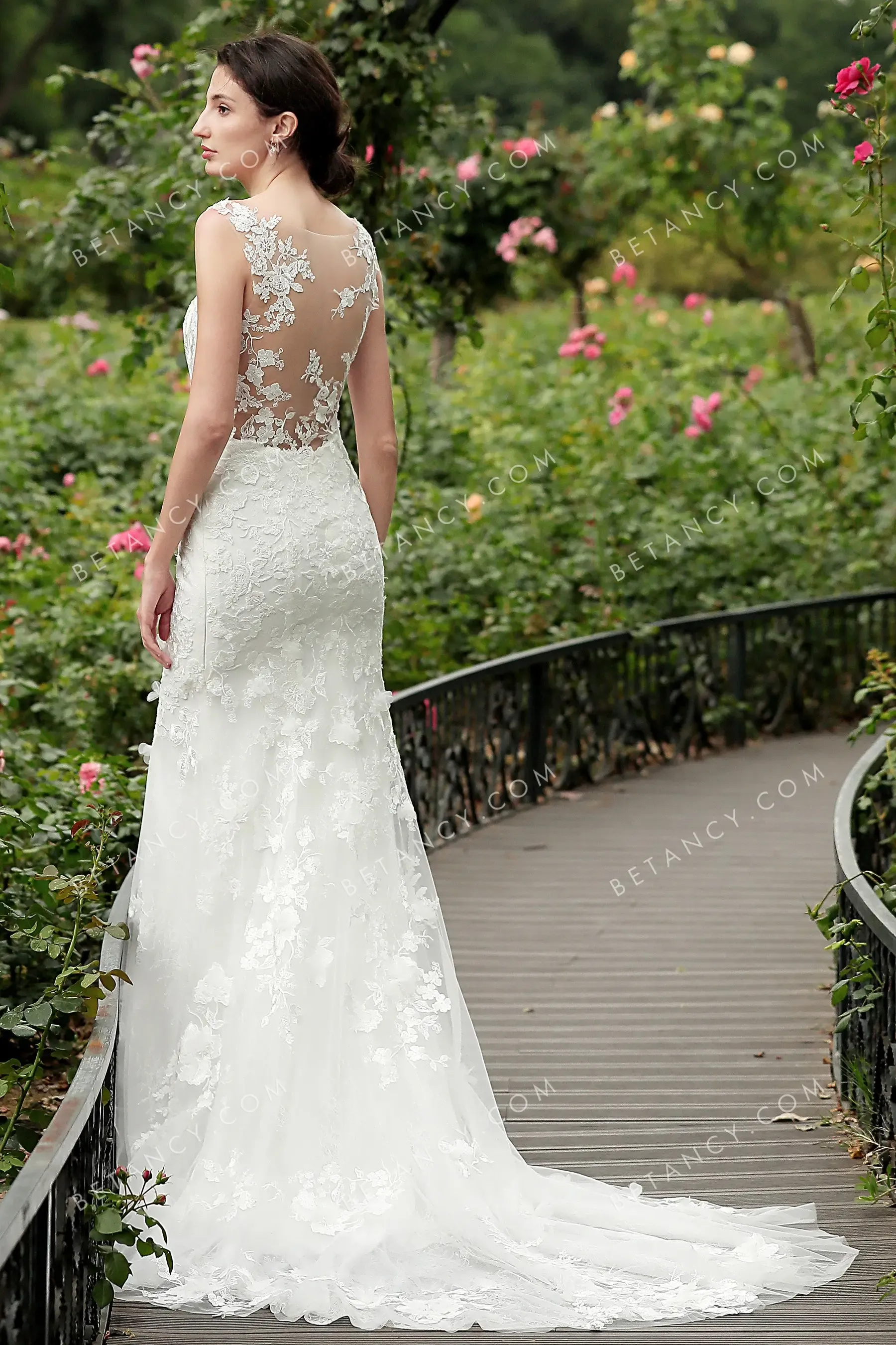 Romantic and Feminine Lace Mermaid Wedding Dress