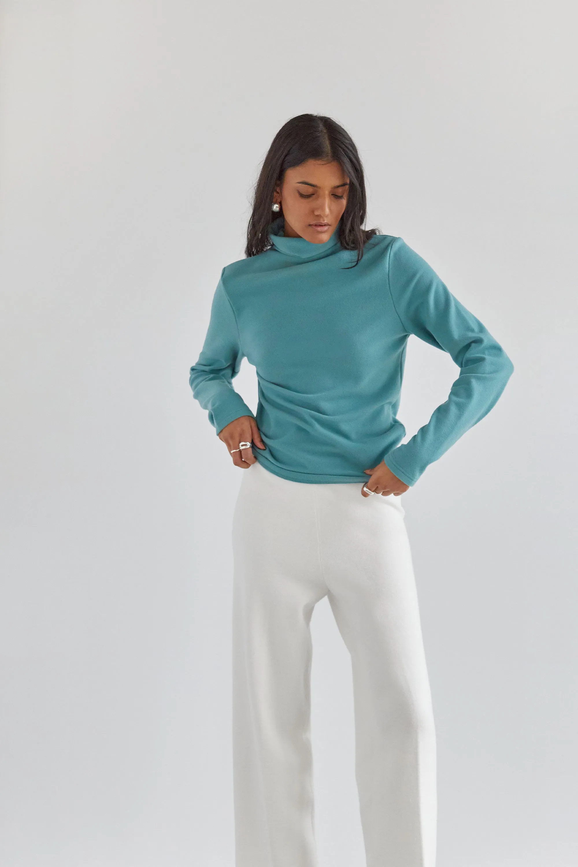 SOFT-FEEL FITTED MOCKNECK TOP